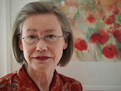 Portrait Edith Gräub-Stalder vor einem ihrer Bilder